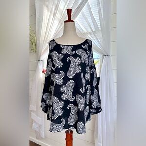 New York and Company black & white paisley print cold-shoulder blouse. 
Size: M